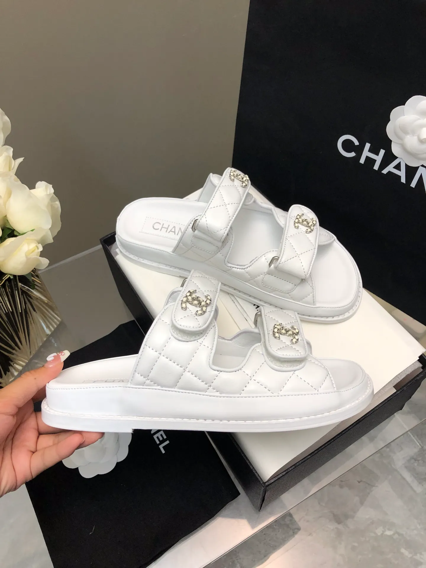 👟👟Ex-factory price 480👟👟 2024 chanel 24👟👟Ex-factory price Sandals new products Xiaoxiang Velcro slippers 24 spring and summer new products The transformation of classic models, so beautiful! Diamond platform platform sandals, slippers, elegant and noble, comfortable and versatile. Upper: lambskin. Foot pad: sheepskin. Sole: cowhide bottom. Size: 35-41. Top quality.